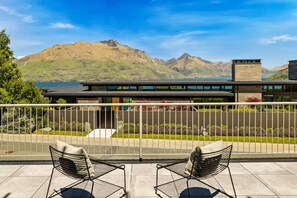 Property grounds - Garage, ski and bike racks, amazing mountain and view views, gas fire. (Queenstown)