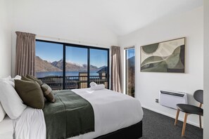 3 bedrooms, free WiFi, bed sheets - Garage, ski and bike racks, amazing mountain and view views, gas fire. (Queenstown)