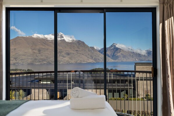 Spa - Garage, ski and bike racks, amazing mountain and view views, gas fire. (Queenstown)