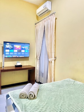 Deluxe Room | Bed sheets - Telu Telu Solo (Surakarta)