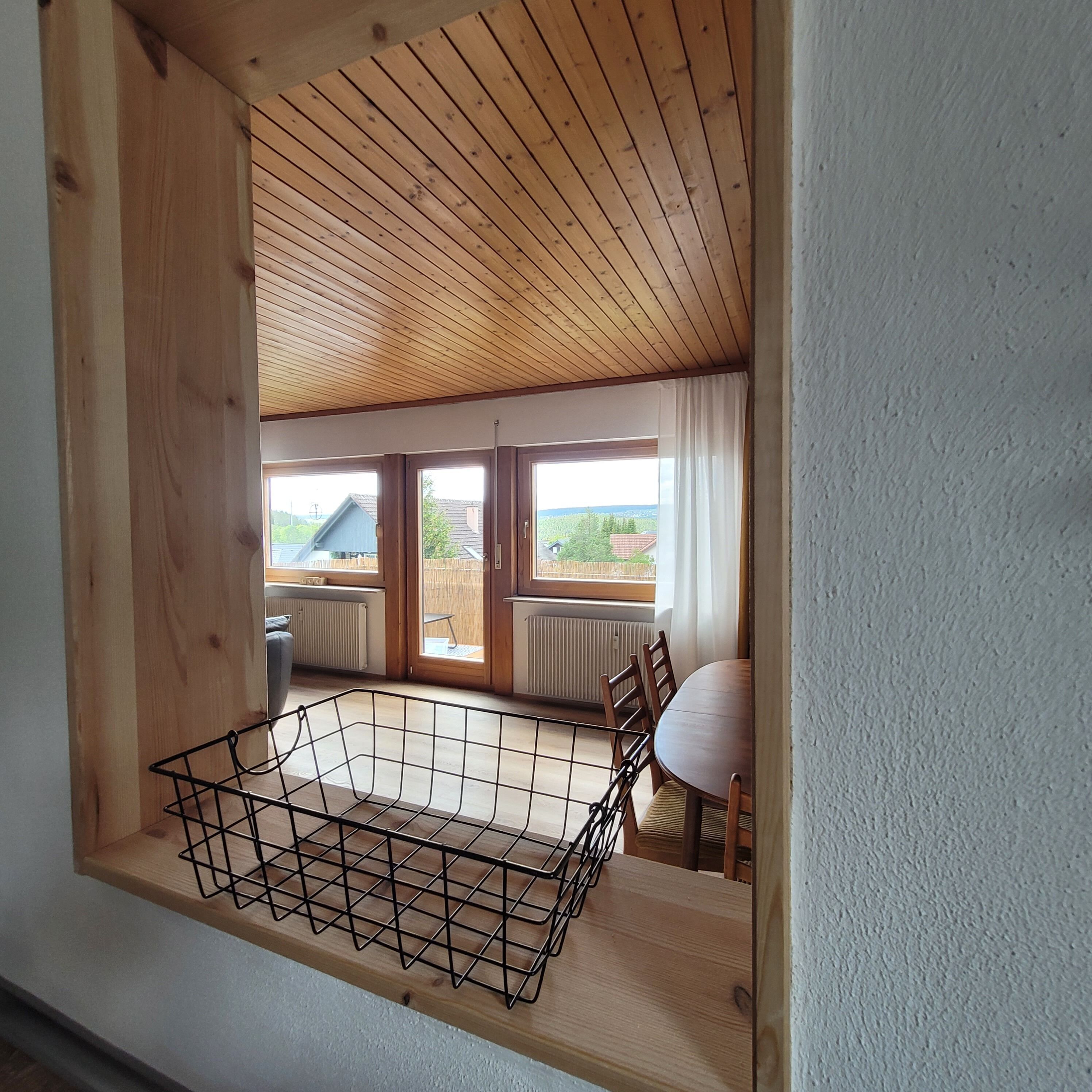Küche mit Blick ins Wohn-/Esszimmer