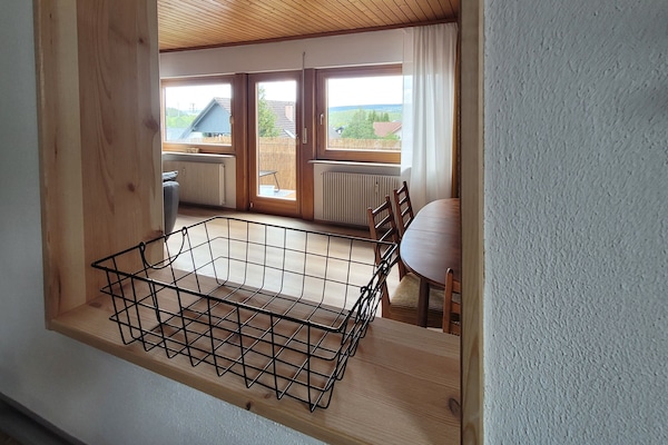 Küche mit Blick ins Wohn-/Esszimmer