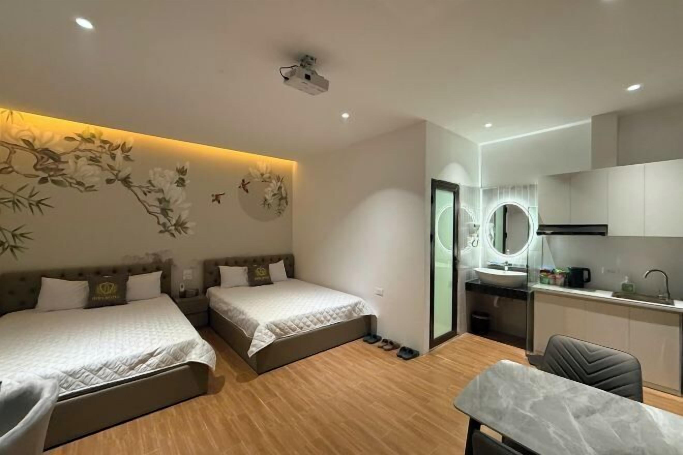 고급 침구, 메모리폼 침대, 무료 미니바 품목, 책상