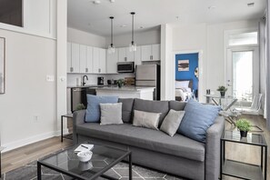 House, Accessible - Spacious 2BD With Private Balcony and Free Parking (Charlotte)