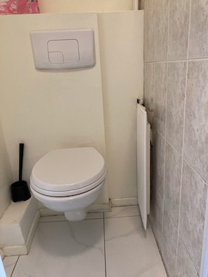 Shower, hair dryer, towels, soap - 1 Bedroom Apartment in Paris (Paris)