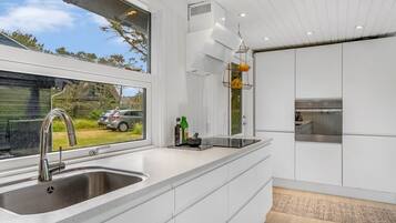 Fridge, microwave, dishwasher, cookware/dishes/utensils