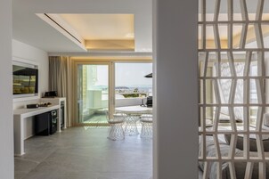 Executive Suite | Premium bedding, down comforters, pillowtop beds, minibar