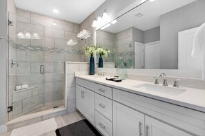 Douche, sèche-cheveux, serviettes fournies, savon