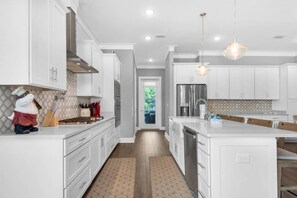 Een koelkast, een microgolfoven, een vaatwasser