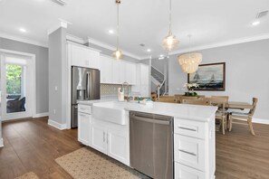 Een koelkast, een microgolfoven, een vaatwasser