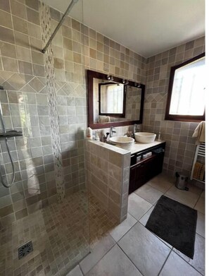 Shower, hair dryer, towels, toilet paper - Villa with swimming pool and large garden (Antibes)