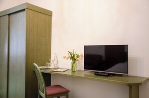 Hypoallergeen beddengoed, een kluis op de kamer, een bureau