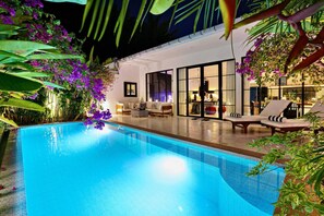 Outdoor pool, pool loungers