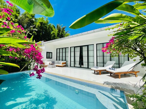 Outdoor pool, sun loungers - Lilian Villa by Betterplace (Kerobokan)