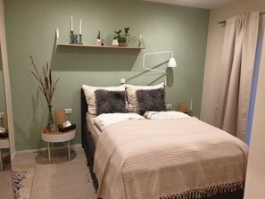 1 quarto, ferros/tábuas de passar roupa, berço de viagem