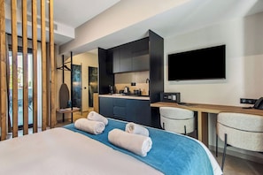 In-room safe, desk, laptop workspace, blackout curtains - Mc Queen Boutique Apartments (Athens)