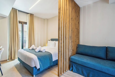 Caja fuerte, escritorio, espacio para trabajar con un portátil. Mc Queen Boutique Apartments