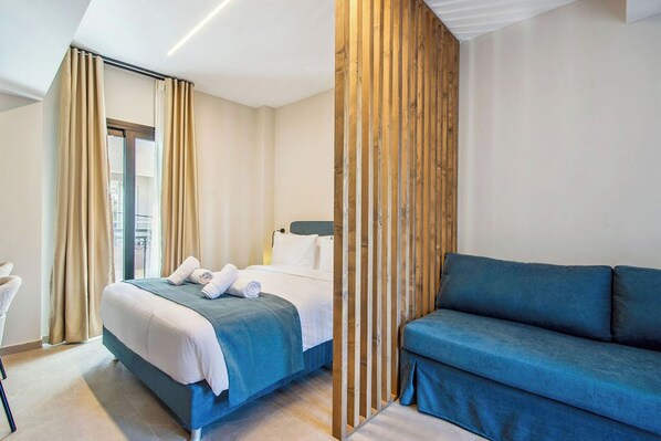 Una cassaforte in camera, una scrivania, postazione laptop