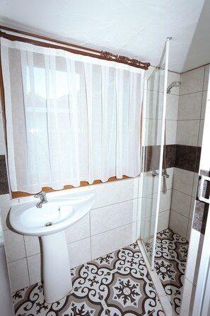 Habitación económica doble | Baño | Jabón y champú