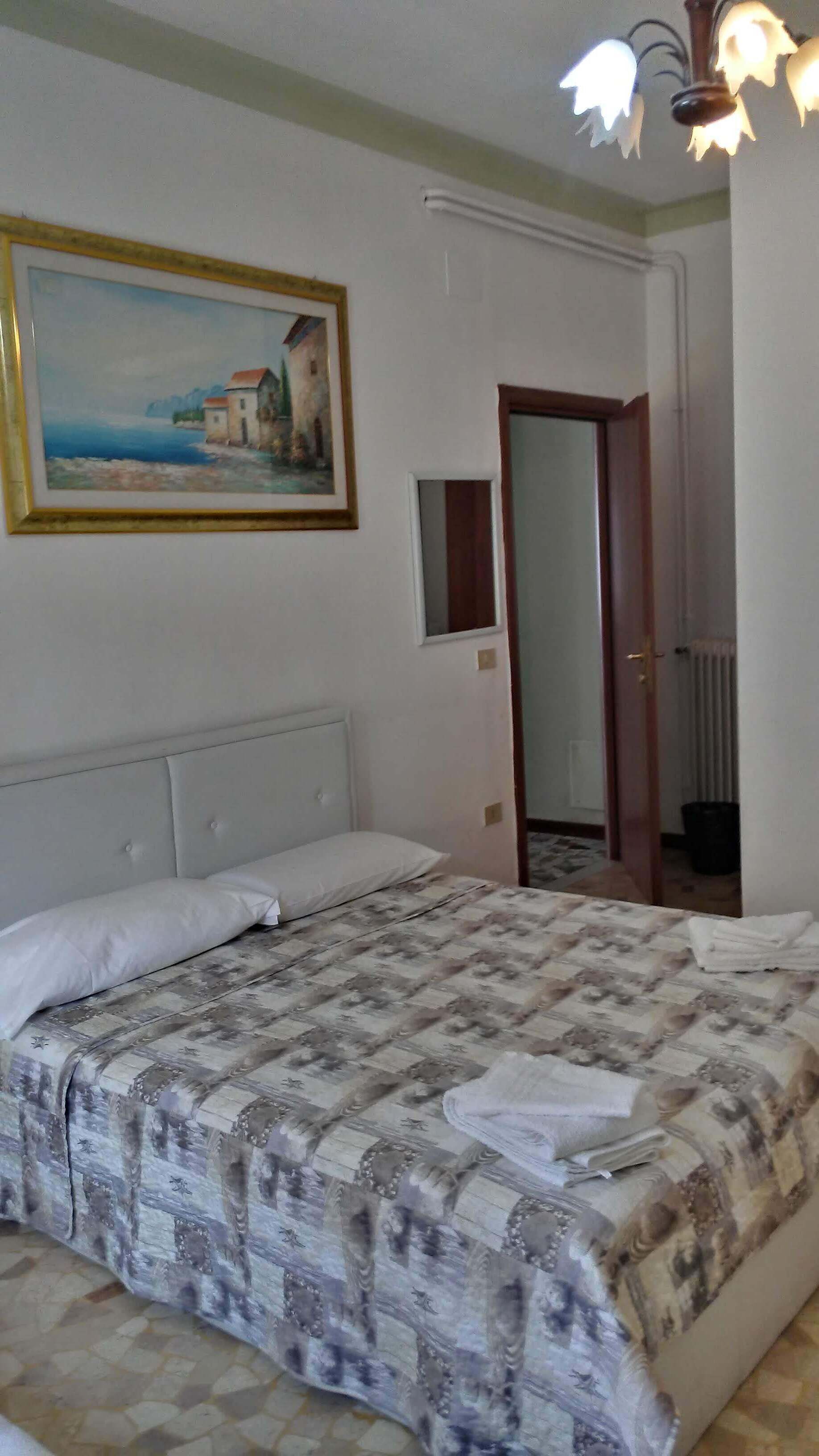 9 habitaciones, tabla de planchar con plancha, wifi y ropa de cama 