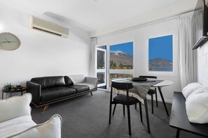 Smart TV - Wee Saut - Spectacular views of the Remarkables | Inner City 2 bed Apartment (Queenstown)