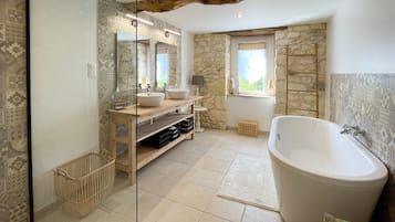 Douche, sèche-cheveux, serviettes fournies