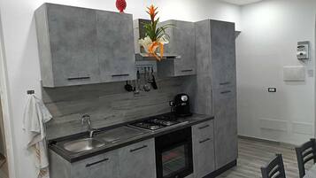 Frigorifero, microonde, forno, piano cottura