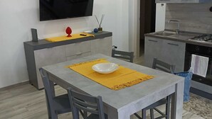 Une cuisine moderne avec un coin repas.