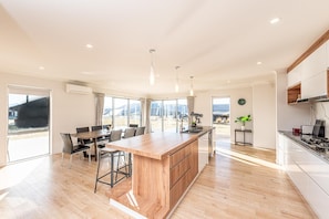 Casa superluxo, 3 quartos | Cozinha privada | Frigobar, micro-ondas