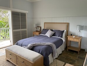 5 bedrooms, iron/ironing board, WiFi, bed sheets