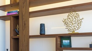 Una estantería de madera con diversos objetos decorativos y libros.