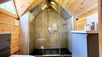 Een douche, handdoeken, zeep, shampoo