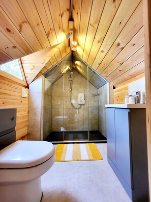 Shower, towels, soap, shampoo - Stairway to Devon - Midge Cabin (Umberleigh)