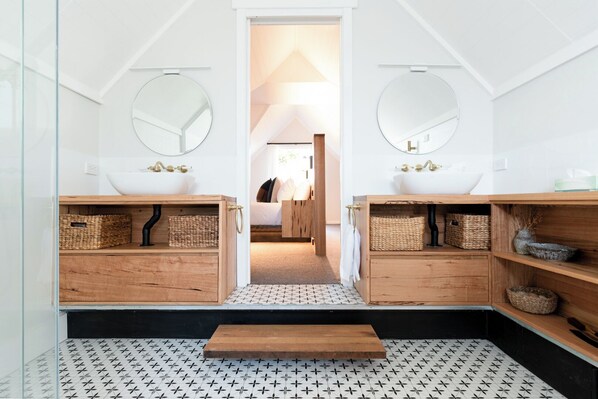 2 bedrooms, iron/ironing board, free WiFi, bed sheets - Blackwood Tree Barn Conversion with Parking & Wifi (Evandale)