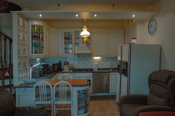 Een koelkast, een oven, een kookplaat, een vaatwasser