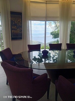 Dining - A private vacation home in Tagaytay w/ a perfect duo "The GREENERY & the VIEW"
 (Tagaytay)
