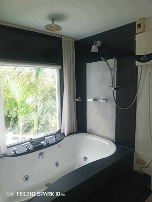 Een douche, een bidet, handdoeken, zeep