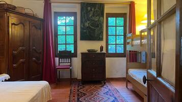 1 chambre, fer et planche à repasser