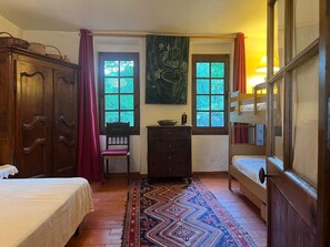 1 chambre, fer et planche à repasser
