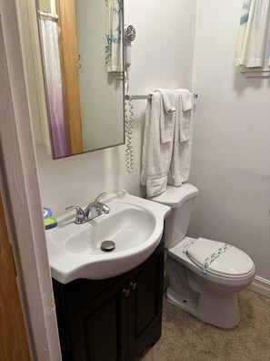 Douche, sĂšche-cheveux, serviettes fournies, savon