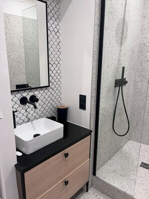 Hair dryer, towels, soap, toilet paper - Appartement Haut de Gamme Sopi (Paris)