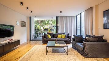 Apartamento, balcón | Zona de estar | Smart TV de 46 pulgadas con canales digitales