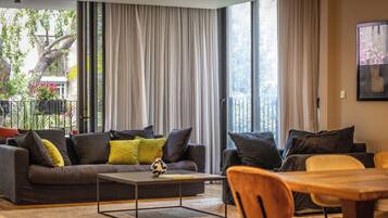 Apartamento, balcón | Zona de estar | Smart TV de 46 pulgadas con canales digitales