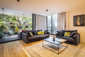 Apartamento, sacada | Área de estar | Smart TV 46 polegadas com canais digitais