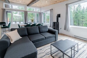 Téléviseur, foyer, table de ping-pong