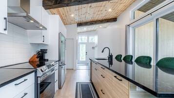 Frigorífico, microondas, horno y placa de cocina