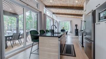 Frigorífico, microondas, horno y placa de cocina