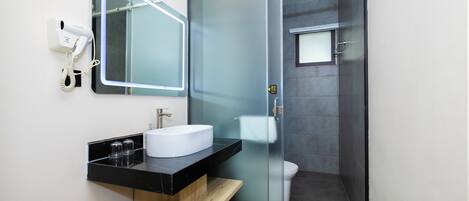 Chambre supérieure double | Salle de bain | Pantoufles