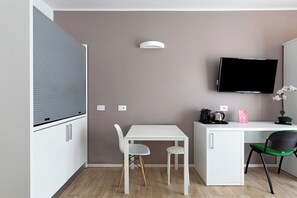Apartment | Private kitchen | Fridge, microwave, electric kettle - Cineteca Grey Studio (Bologna)