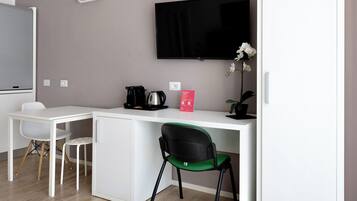 Appartement | Privékeuken | Een koelkast, een magnetron, een waterkoker